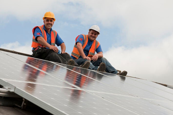 Zonnepanelen op een bedrijfsdak